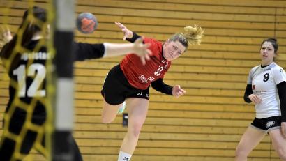 Bild: Hubert Ziegler
Franziska Mutzbauer erzielt in dieser Szene das 13:8 für den HC Sulzbach im Heimspiel gegen die HG Ingolstadt. Torhüterin Michelle Seeger (links) ist gegen den wuchtigen Wurf chancenlos, ihre Mannschaftskollegin Julia Ulisch (rechts) kann nur noch hinterherschauen.