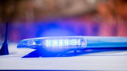 Bild: Christoph Soeder/dpa/Symbolbild
Das Blaulicht eines Polizeifahrzeuges leuchtet.