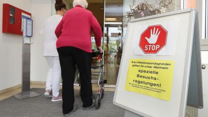 Archivbild: Wolfgang Steinbacher
Pflegeheime rückten in Corona-Zeiten immer wieder in den Fokus der Aufmerksamkeit: Traf es zu Beginn der Pandemie noch viele der Bewohner gesundheitlich schwer, zeigt die Impfung mittlerweile ihre Wirkung. Dafür ist Personalmangel aktuell ein großes Problem.