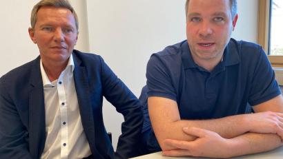 Bild: Wilhelm Amann
Nabburg kann mehr: Dieser CSU-Wahlslogan aus dem Kommunalwahljahr 2020 hat sich seither bewahrheitet, meinen Ortsvorsitzender Tobias Knechtel (rechts) und Fraktionssprecher Hans-Georg Dobler (links).
