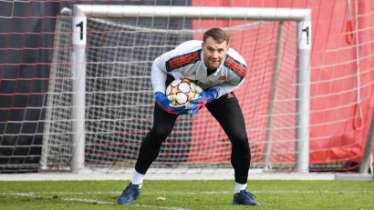 Bild: Tobias Hase/dpa
Kurz vor seinem Comeback hechtet Torwart Manuel Neuer wieder über den Platz.