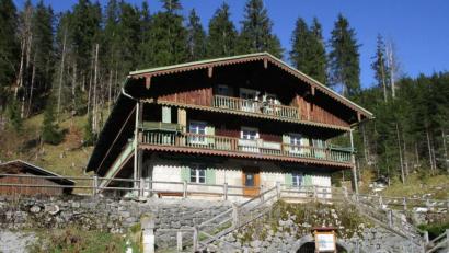Bild: Bayerische Staatsforsten/Fotoarchiv/dpa
Das historische Forsthaus Valepp in Schliersee.