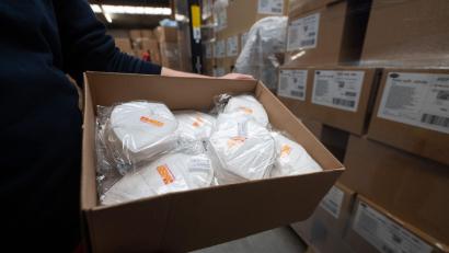 Bild: Sebastian Gollnow/dpa
FFP2-Masken in einem Lager.