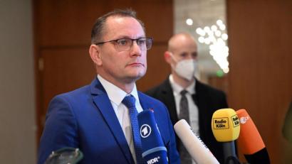 Bild: Federico Gambarini/dpa
Der AfD-Vorsitzende Tino Chrupalla steht den Journalisten vor dem Gerichtssaal Rede und Anwort.