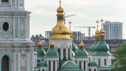 Archivbild: Christophe Gateau/dpa
Die Kuppeln auf der Sophienkathedrale in Kiew sind vergoldet. Das Bauwerk gehört seit 1990 zum Weltkulturerbe der UNESCO und war ein Anziehungspunkt für Touristen in der Ukraine.