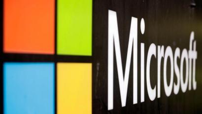 Bild: Rick Rycroft/AP/dpa
Das Microsoft-Firmenlogo in den Büros in Sydney. Russland verliert mit Microsoft und Intel zwei der wichtigsten Zulieferer für seine Computer-Technik.