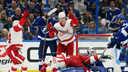 Bild: Chris O'meara/AP/dpa
Moritz Seider (M.) scorte zwar, aber verlor mit den Detroit Red Wings.