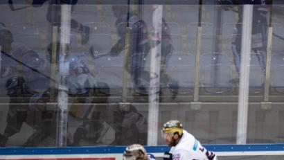 Bild: Bernd Thissen/dpa/Symbolbild
Eishockeyspieler spiegeln sich vor leeren Rängen in der Bande.