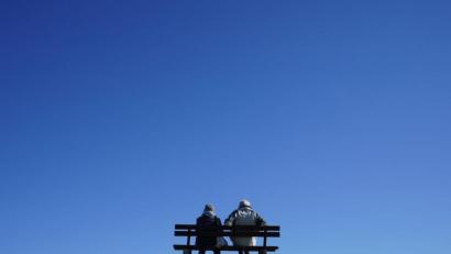 Bild: Marcus Brandt/dpa
Ein älteres Paar bei strahlend blauem Himmel und Sonnenschein auf einer Bank an der Kieler Förde.