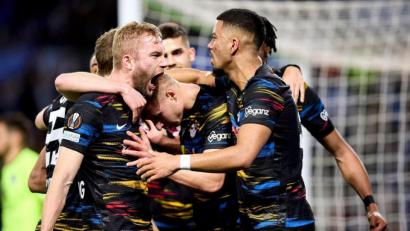 Bild: Stringer/dpa
Leipzigs Spieler feiern mit Torschütze Willi Orban (M) das 1:0 in San Sebastián.