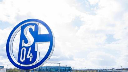 Bild: Guido Kirchner/dpa
Im Vordergrund dreht sich das Logo des FC Schalke auf der Geschäftsstelle, im Hintergrund steht die Veltins-Arena.