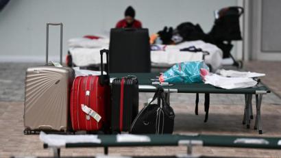 Bild: Arne Dedert/dpa
Notbetten stehen in einer Frankfurter Sporthalle für ukrainische Kriegsflüchtlinge bereit.