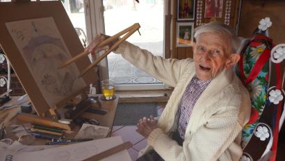 Bild: bl
Weil ein normaler Zirkel nicht genug Spannweite hat, hat sich Künstler Heinz Pfundstein selbst einen gebastelt. Denn manchmal muss neben Fantasiewesen in seinen Bildern auch eine runde Kuppel Platz haben.