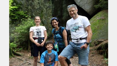 Bild: BR/Stefan Panzner
Bei den "Lebenslinien" ist Gerd Schönfelder mit seiner Ehefrau Christina und den beiden Kindern Emilia und Leopold im Felsenlabyrinth der Luisenburg unterwegs.