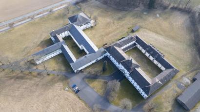 Bild: rw
Aus der Luft werden die Ausmaße von Fockenfeld so richtig deutlich: Das Ensemble rechts ist das ehemalige Schloss mit Festsaal, in dem früher regelmäßig Konzerte stattgefunden haben. Der mit einem Zwischenbau verbundene Komplex links beherbergte Schülerzimmer, Unterrichtsräume und einen Speisesaal, ganz links angebunden ist die Turnhalle.
