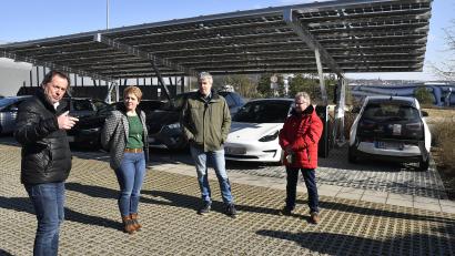 Bild: Petra Hartl
Perfekt für einen Grünen-Politiker wie MdB Dieter Janecek (Zweiter von rechts). Er stöpselte beim Pressetermin mit (von links) Grammer-Solar-Geschäftsführer Siegfried Schröpf, Landtagsabgeordneter Anna Schwarmberger und Stadtrat Hans-Jürgen Bumes (rechts) seinen Tesla gleich mal an der Ladesäule auf dem Parkplatz des Unternehmens an.