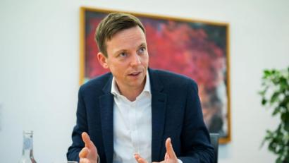 Bild: Oliver Dietze/dpa
Tobias Hans (CDU), Ministerpräsident des Saarlandes, kritisiert in einem Video die hohen Spritpreise.
