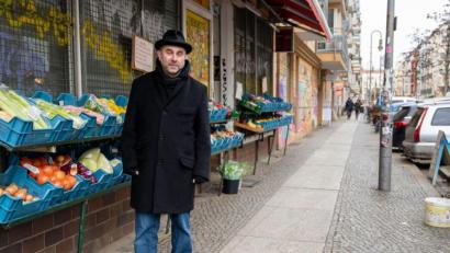 Bild: Christophe Gateau/dpa
Mikhail Kaluzhskii, Journalist aus Russland,  vor einem Gemüseladen in Berlin-Friedrichshain.
