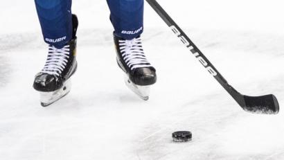 Bild: Matthias Balk/dpa/Symbolbild
Ein Eishockeyspieler spielt den Puck.