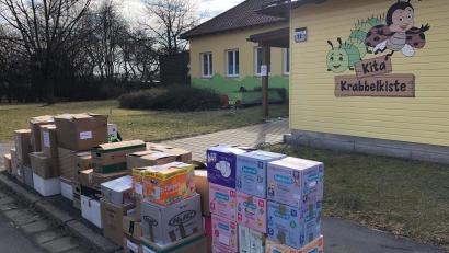 Bild: ak
Kistenweise Sachspenden kamen bei der spontanen Spendenaktion des Kindergartens Krabbelkiste zusammen.