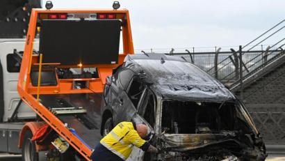 Bild: Steven Saphore/AAP/dpa
Nur noch ein Stück Wrack: Eines der Fahrzeuge ging nach dem Unfall sofort in Flammen auf.