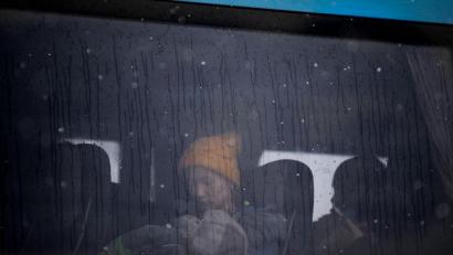 Bild: Andreea Alexandru/AP/dpa
Eine Frau, die aus der Ukraine geflohen ist, hält ein Baby im Arm, während sie in einem Bus an der rumänisch-ukrainischen Grenze sitzt.