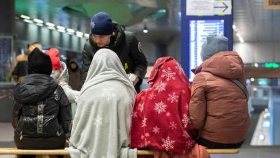 Bild: Paul Zinken/dpa
In Decken gehüllt sitzen diese Kinder aus dem ukrainischen Kriegsgebiet im Berliner Hauptbahnhof.