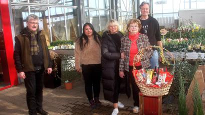 Bild: wro
Ihren 85. Geburtstag feierte Hildegard Schinner (Zweite von rechts) in Güttern bei Fuchsmühl. Glückwünsche kamen von Sohn Hans-Joachim (rechts) sowie (von links) Bürgermeister Wolfgang Braun, Schwiegertochter Sandra Schinner und Tochter Gabi Maresch.