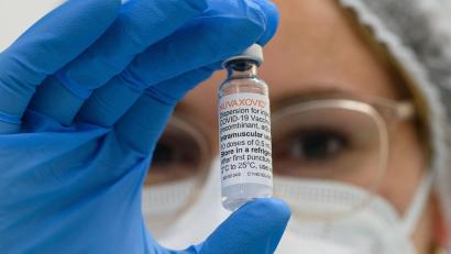Symbolbild: Robert Michael/dpa-Zentralbild/dpa
Der neuen Corona-Impfstoff von Novavax ist in Deutschland angekommen. In Amberg und Sulzbach-Rosenberg laufen die Impfungen mit dem konventionellen, proteinbasierten Vakzin seit 2. März.