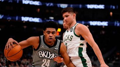 Bild: Morry Gash/AP/dpa
Der Basketballprofi Cam Thomas von den Brooklyn Nets in Aktion mit Grayson Allen von den Milwaukee Bucks.