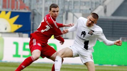 Bild: Roland Weihrauch/dpa
Der Düsseldorfer Marcel Sobottka (l) und der Ingolstädter Filip Bilbija kämpfen um den Ball.