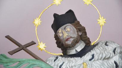 Bild: Gabi Schönberger
Vandalen haben der Nepomuk-Statue in der Kapelle am Eingan zum Max-Reger-Park Augen und Nase zerstört.