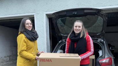 Bild: ubb
Franziska Käß und Jana Käß (von links) schlichten die Hilfsgüter in den Pkw. Sie sind sehr glücklich, dass sie mit der einzigen diesjährigen Veranstaltung am Faschingsdienstag nun der Ukraine helfen können.