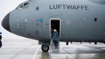 Bild: Christophe Gateau/dpa
„Dürfen unsere Bundeswehr dabei nicht schwächen“: Christine Lambrecht.