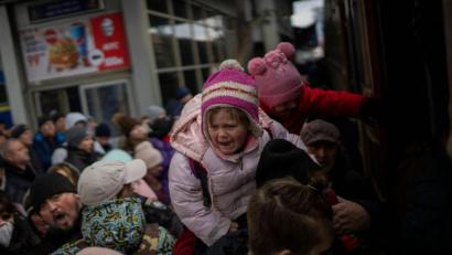 Bild: Emilio Morenatti/AP/dpa
Menschen tragen ihre Kinder und versuchen am Bahnhof von Kiew in einen Zug nach Lwiw zu steigen.