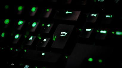 Bild: Alexander Prautzsch/dpa-Zentralbild/dpa
Grund zur Panik gebe es nicht. Doch für Unternehmen, Organisationen und Behörden sei höchste Wachsamkeit vor Cyberangriffen geboten, warnt der Digitalverband Bitkom.