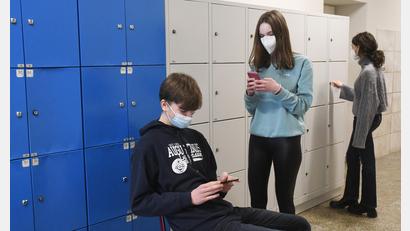 Bild: Gabi Schönberger
Das Smartphone kann Schüler ablenken, ob es erlaubt ist oder verboten. Manchmal ist es da besser, einen kurzen Blick zu riskieren statt sich stundenlang Gedanken machen zu müssen.