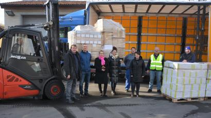 Bild: jr
Am Montag wurde auf dem Betriebsgelände des Liebensteiner Kartonagenwerks ein Lastwagen mit wichtigen Arzneimitteln beladen. Mit dabei waren (von links) Franz Göhl, Dieter und Sandra Gürster, Elke Bauer, Spendenbeauftragter Andreas Kempf, Marion Forster, Geschäftsführerin des Kartonagenwerks, Lastwagenfahrer Turgay Inal sowie Lions-Präsident Dr. Volker Höcht.