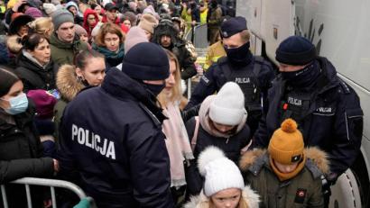 Bild: Czarek Sokolowski/AP/dpa
Flüchtlinge aus der Ukraine überqueren den Grenzübergang Korczowa in Polen.
