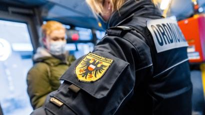 Symbolbild: Markus Scholz/dpa
Weil es immer mehr Angriffe auf Beschäftigte in Zügen, Stellwerken und Bussen gebe, fordert die EVG mehr Unterstützung durch geschulte Sicherheitskräfte.