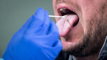 Bild: Matthias Balk/dpa/Symbolbild
Ein medizinischer Mitarbeiter entnimmt einem Mann einen Rachenabstrich für einen Corona-Test.