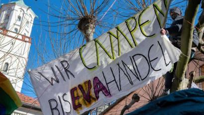 Bild: Stefan Puchner/dpa/Archivbild
Ein Transparent mit der Aufschrift „Wir campen bis Eva handelt“ hängt am Klimacamp.