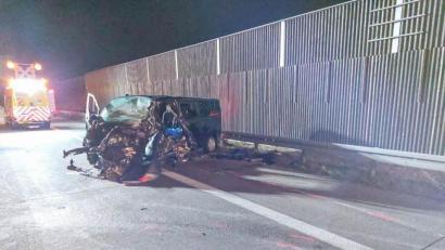 Bild: Er24/Einsatz-Report24/dpa
Das Fahrzeug auf der Autobahn A5 ist nach einem Zusammenstoß völlig zerstört.