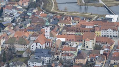 Bild: mür
Beim Blick auf das Tirschenreuther Stadtzentrum ist auch der Fortschritt der Arbeiten am neuen Rathaus (rechts neben der Kirche) erkennbar.