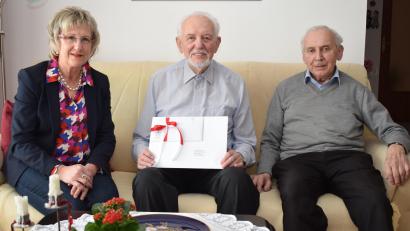 Bild: bnr
Gut aufgelegt und bei guter Gesundheit feierte Ruhestandpfarrer Gottfried Rottner (Mitte) seinen 85. Geburtstag. Zu den zahlreichen Gratulanten gehörten Zweite Bürgermeisterin Irene Ehmann und sein Bruder Rudolf.