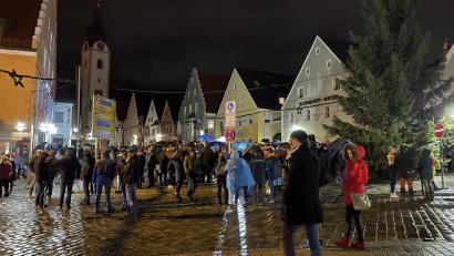 Archivbild: jus
Anti-Impf-Demo in Schwandorf: Immer wieder finden am Marktplatz Mahnwachen gegen die Corona-Politik statt.