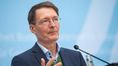 Bild: Christophe Gateau/dpa
Bundesgesundheitsminister Karl Lauterbach deutete eine sogenannte Hotspot-Regelung an.