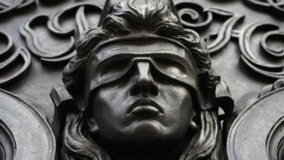 Bild: Sonja Wurtscheid/dpa/Symbolbild
Eine Figur der blinden Justitia.