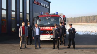 Bild: ral
Die beiden Geschäftsführer von Auto Imperium, Andrej Melzer und Axel Dill (vorne, von links) übergaben die Spende an Kommandant Florian Heinrich (rechts), Vorsitzenden Manfred Wisgickl sowie zweiten Kommandanten Erich Amann und zweiten Vorsitzenden Thomas Plößl (hinten).