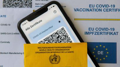 Symbolbild: Stefan Puchner/dpa
Mutmaßlich ungeimpft, wollte sich ein Chefarzt am Klinikum Weiden offenbar ein digitales Impfzertifikat verschaffen.